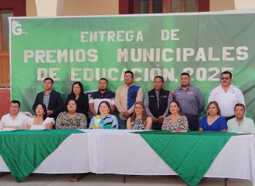 Premiaron a  los maestros 