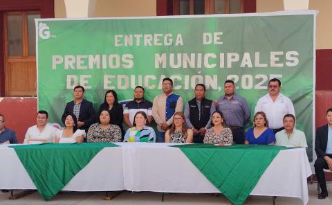 Premiaron a  los maestros 
