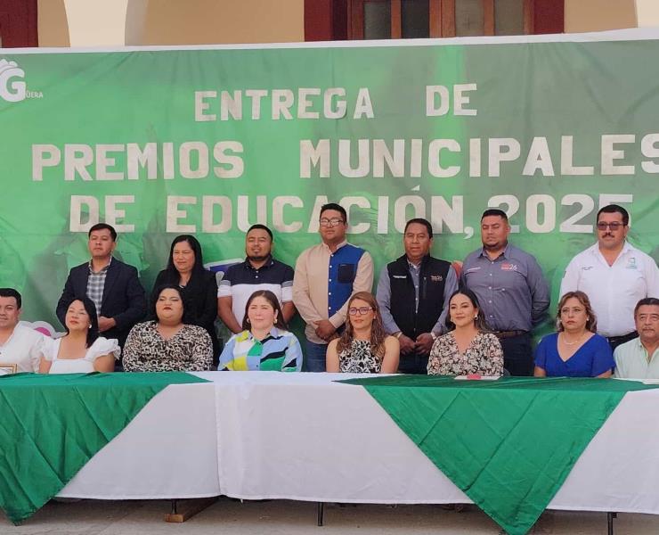 Premiaron a  los maestros 
