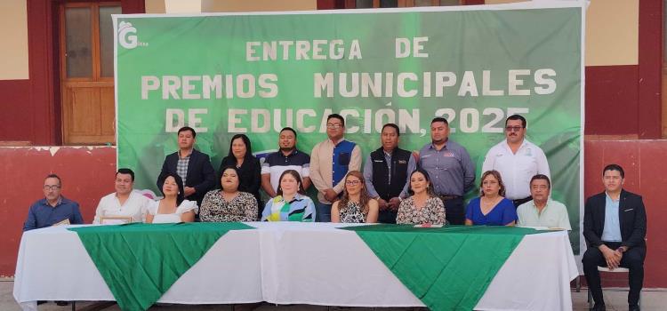 Premiaron a los maestros Premiaron a los maestros