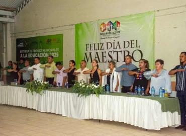 Gobierno premió  a los profesores