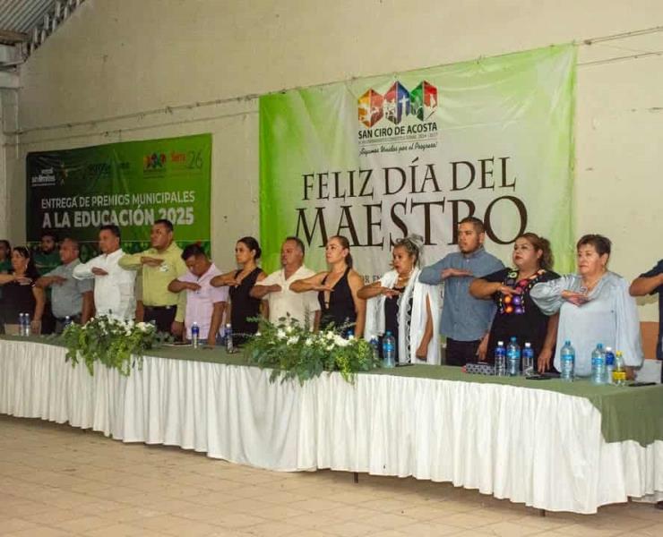 Gobierno premió  a los profesores
