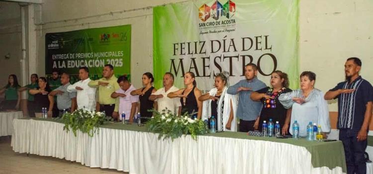 Gobierno premió  a los profesores