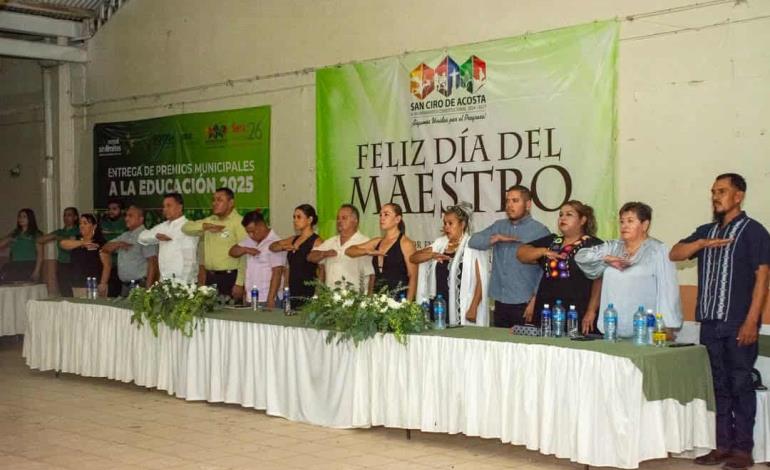 Gobierno premió  a los profesores