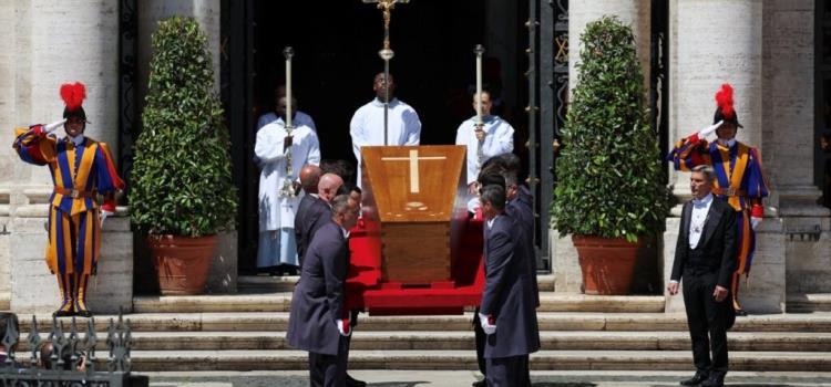 Papa descansa en su última morada Papa descansa en su última morada