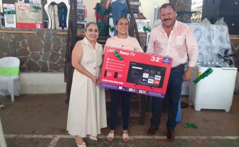 Celebró Luis Fernando el Día del Maestro en San Martín Chalchicuautla
