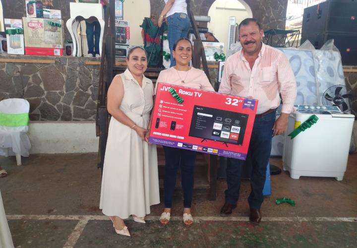 Celebró Luis Fernando el Día del Maestro en San Martín Chalchicuautla