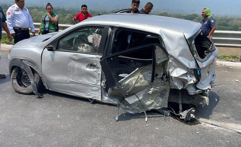 Vehículo chocó contra un muro