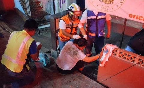 Mujer sufre fuerte caída y resulta lesionada en la cabeza