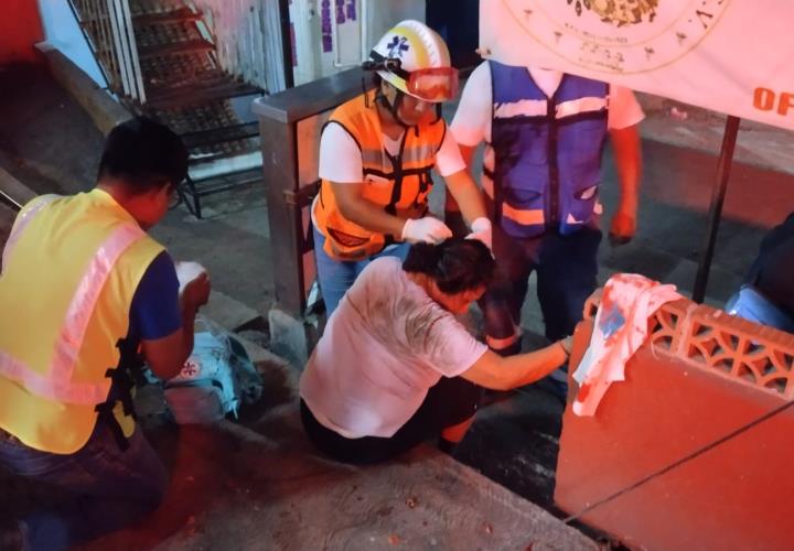 Mujer sufre fuerte caída y resulta lesionada en la cabeza