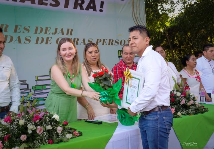Reconoce alcaldesa Marichuy a docentes destacados