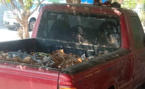 
Camionetas abandonadas son contenedores de basura
