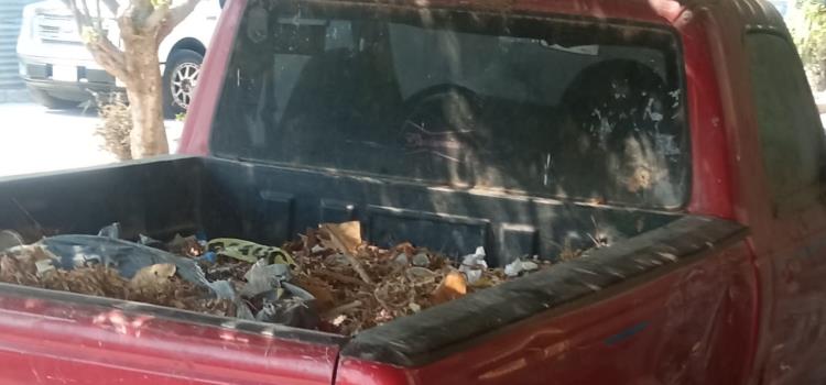 Camionetas abandonadas son contenedores de basura