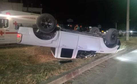 Volcó camioneta frente a la "Corona"  
