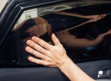 Prohibido taxis con vidrios polarizados 