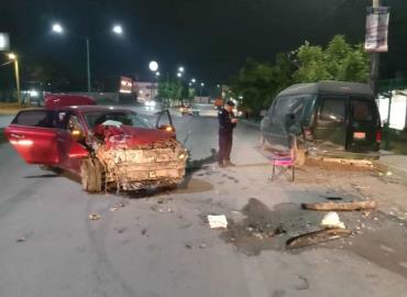 Vehículo destrozado en brutal accidente          