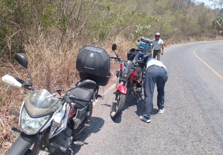 Motociclistas se dan apoyo mutuo