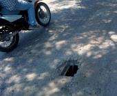Peligro por hoyo en paso vehicular