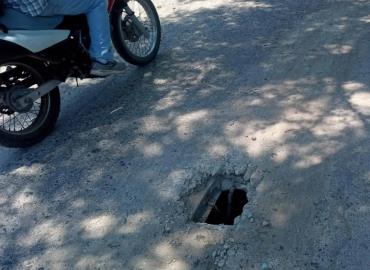 Peligro por hoyo en paso vehicular
