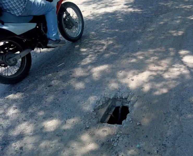 Peligro por hoyo en paso vehicular
