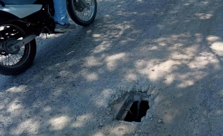 Peligro por hoyo en paso vehicular