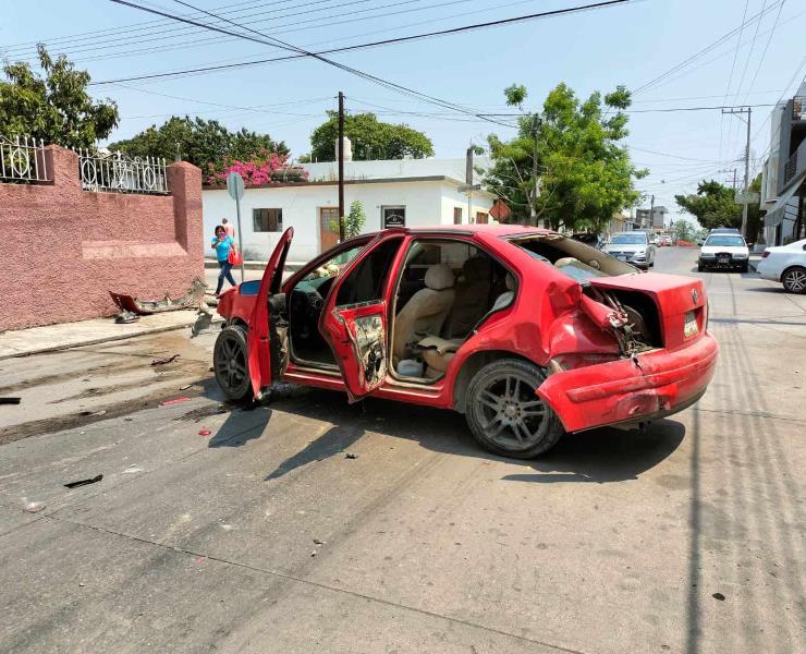AUTOMÓVIL DESTROZADO