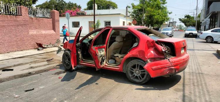 AUTOMÓVIL DESTROZADO AUTOMÓVIL DESTROZADO