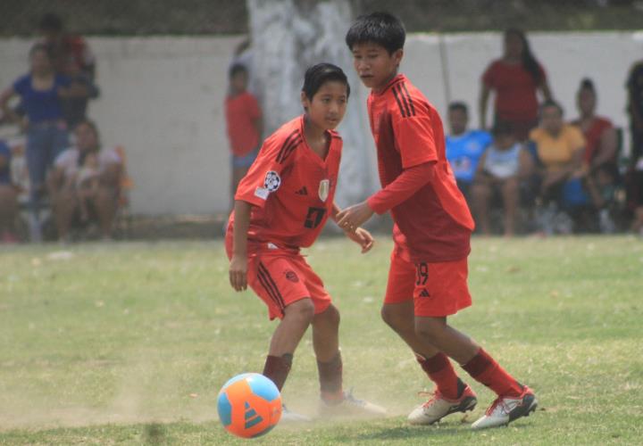 A. Lavado la Huerta vs. Deportivo Sol por el título del futbol infantil B