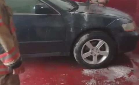 Ardió automóvil  en una llantera              
