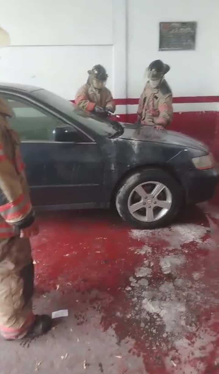 Ardió automóvil en una llantera Ardió automóvil en una llantera