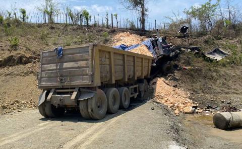 TRÁILER IMPACTÓ CONTRA EL CERRO    

