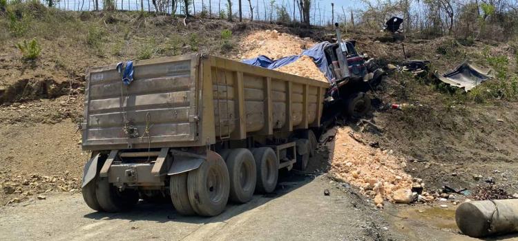 TRÁILER IMPACTÓ CONTRA EL CERRO    