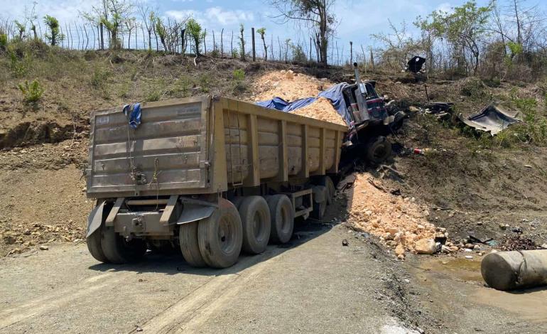 TRÁILER IMPACTÓ CONTRA EL CERRO    