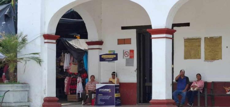 Funcionaria puso su changarro en Palacio Funcionaria puso su changarro en Palacio