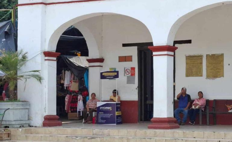 Funcionaria puso su changarro en Palacio 