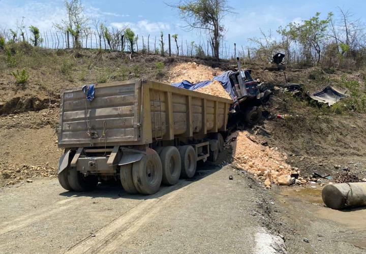 Tráiler se impactó contra el cerro