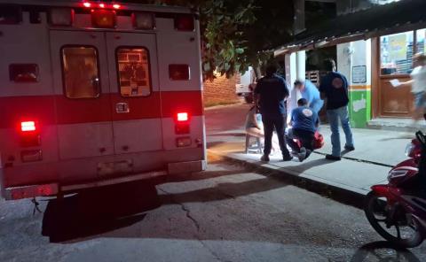 Mujer lesionada al caer de moto