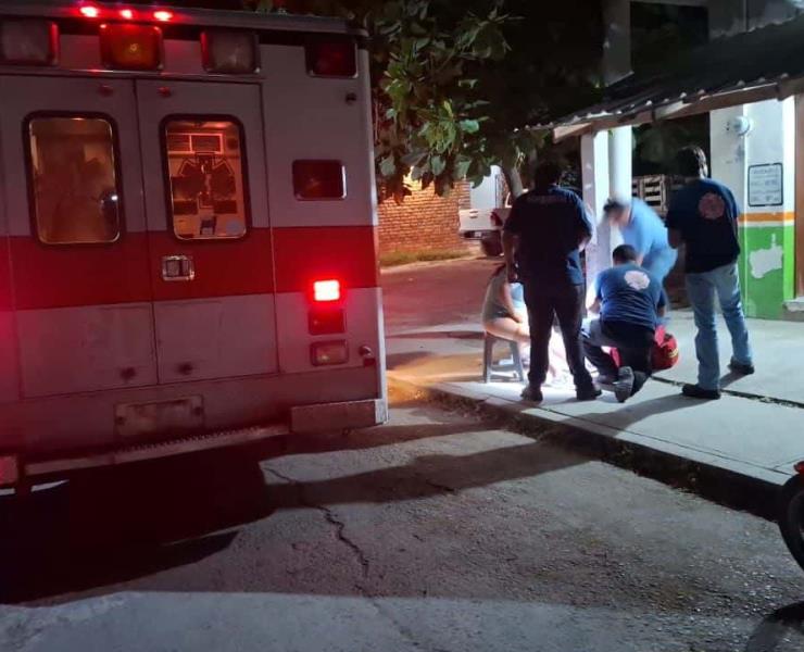 Mujer lesionada al caer de moto