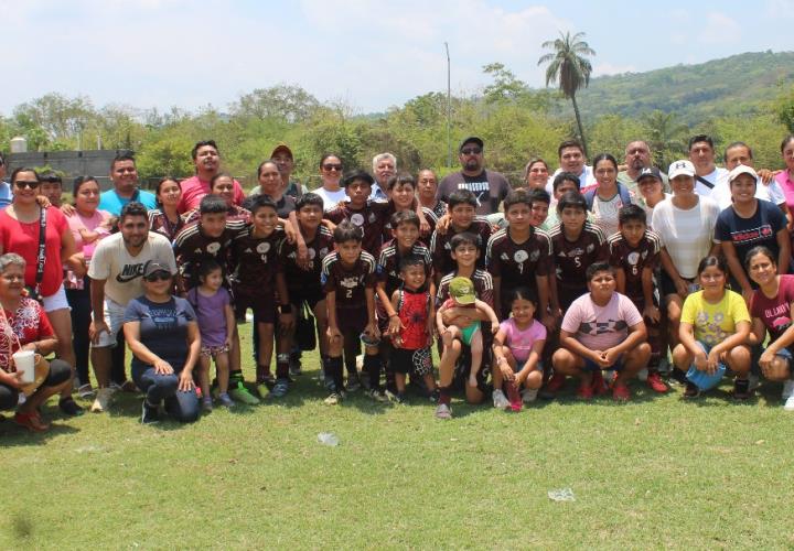 Auto Lavado la Huerta campeón en fut infantil