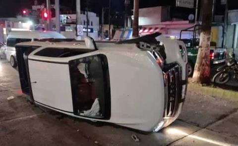 Aparatosa volcadura en el crucero deja un lesionado