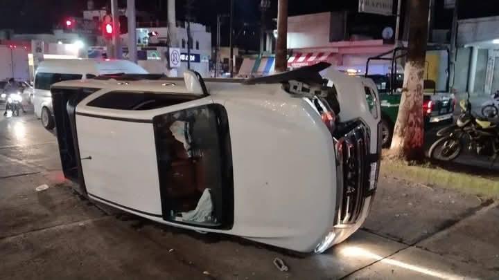Aparatosa volcadura en el crucero deja un lesionado