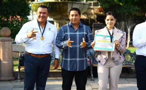 Arnulfo U. y Karina Q. recibieron medallas
