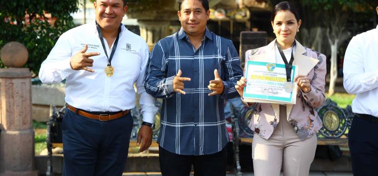 Arnulfo U. y Karina Q. recibieron medallas Arnulfo U. y Karina Q. recibieron medallas