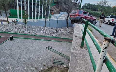 CAMIONETA CASI  CAE DEL PUENTE
