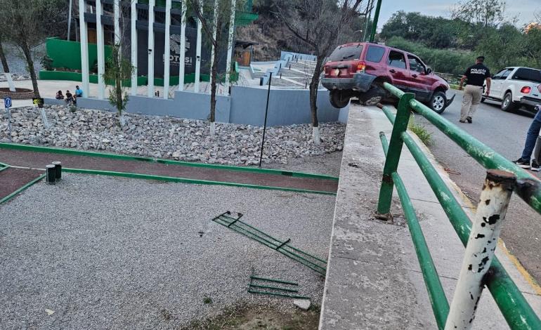 CAMIONETA CASI  CAE DEL PUENTE