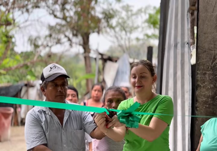 Entrega presidenta Marichuy casa nueva a familia que perdió todo