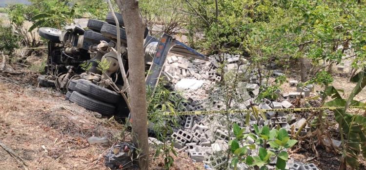 HOMBRE MURIÓ EN VOLCADURA HOMBRE MURIÓ EN VOLCADURA