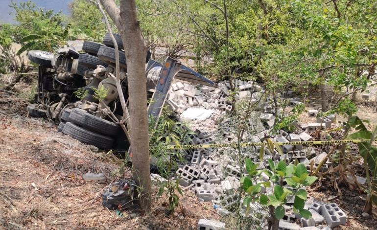 HOMBRE MURIÓ EN VOLCADURA