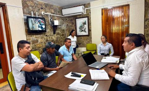 Alcalde pendiente de la población en jornada de atención directa
