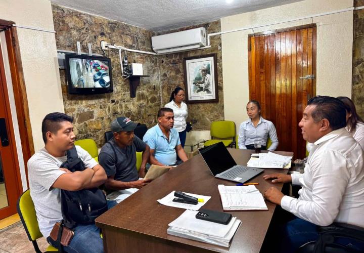 Alcalde pendiente de la población en jornada de atención directa